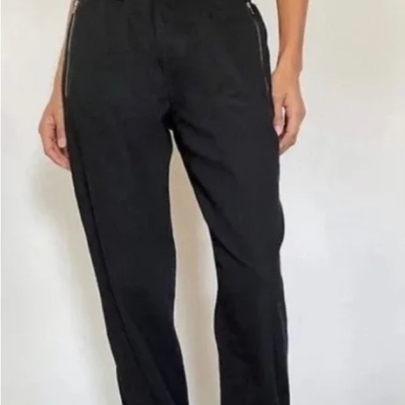 TNA Aritzia Black Zipper Pocket Jogger - Picture 3 of 6
